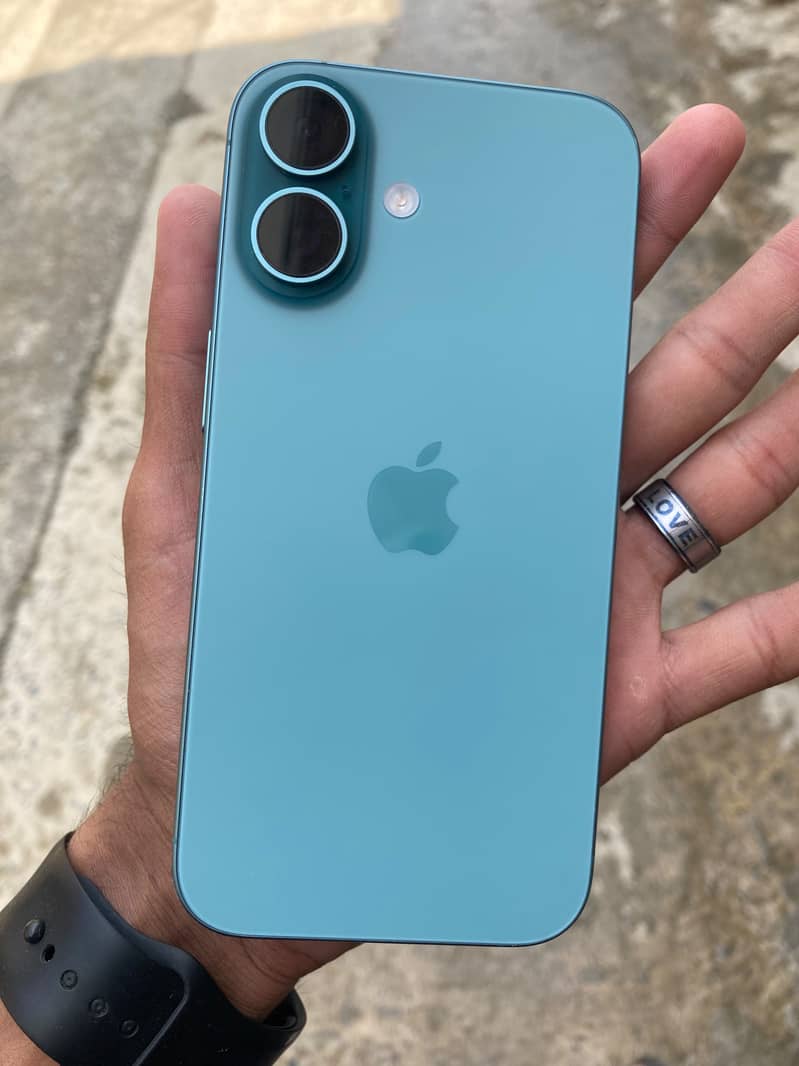 Apple iPhone 16 9