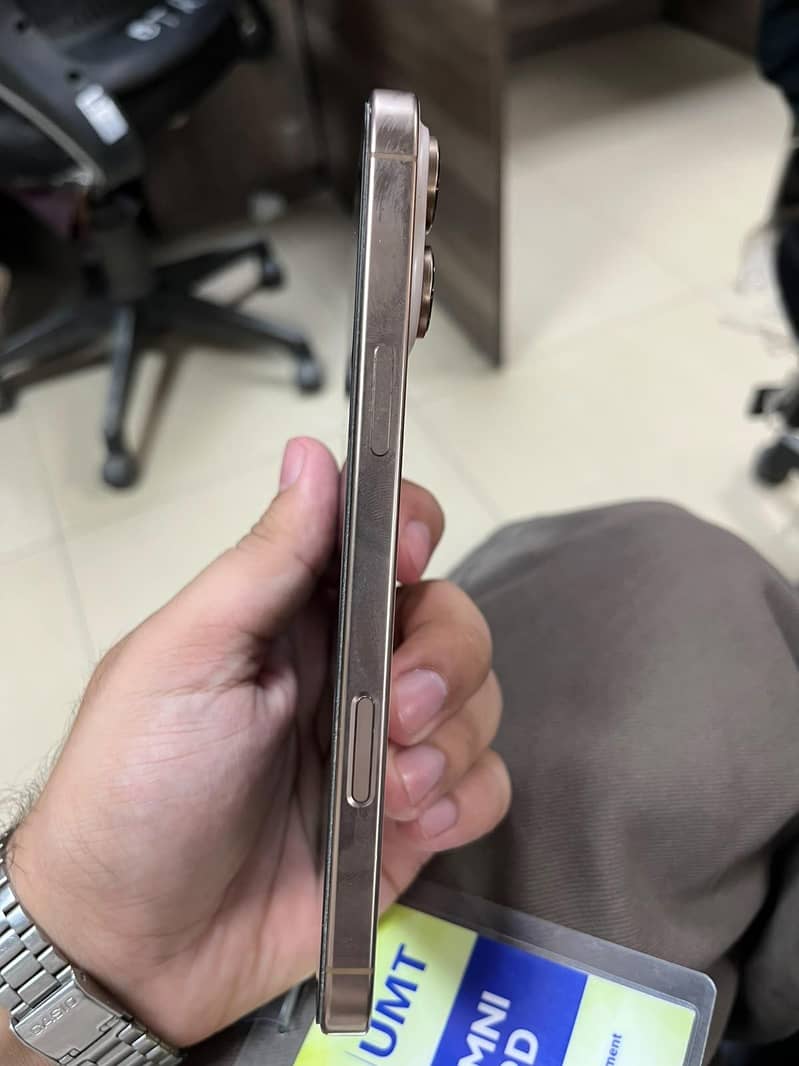 Apple iPhone 16 Pro Max 2