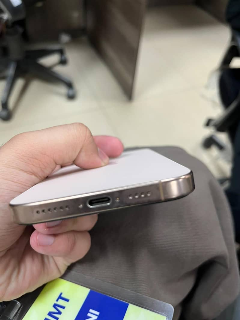 Apple iPhone 16 Pro Max 4