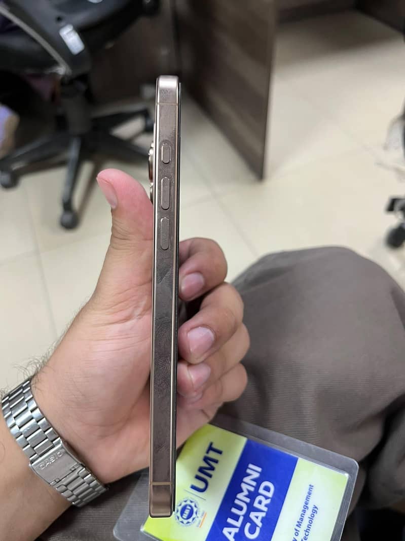 Apple iPhone 16 Pro Max 5
