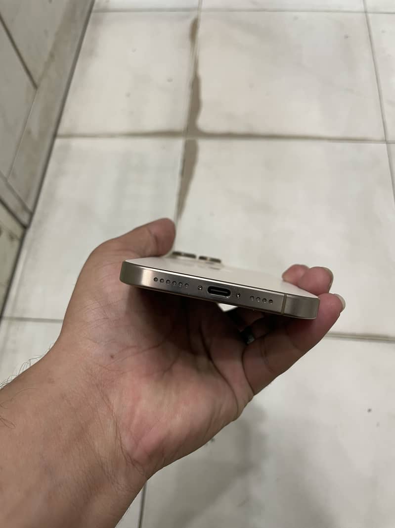Apple iPhone 16 Pro Max 2