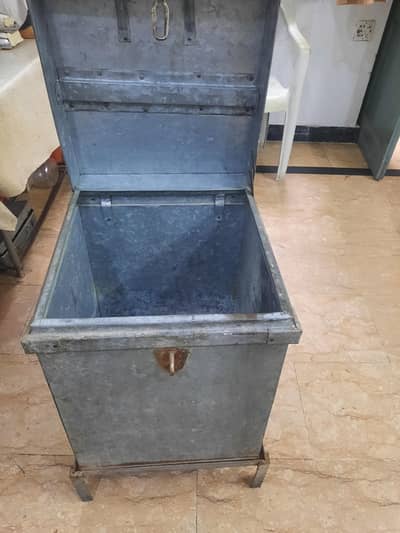 flour box (aatay wali paty) with stand آٹے والی پیٹی