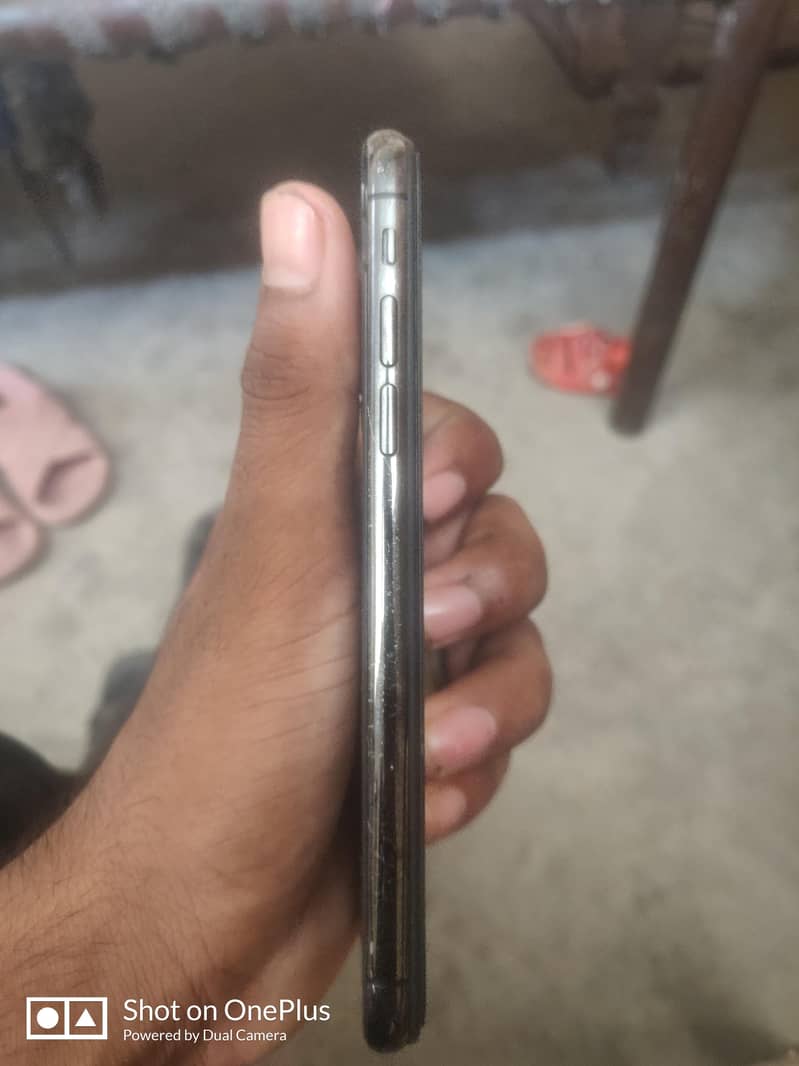 Apple iPhone X 4