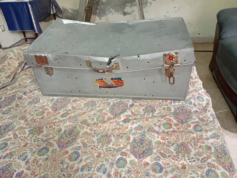 Medium size Trunk in normal condition 3
