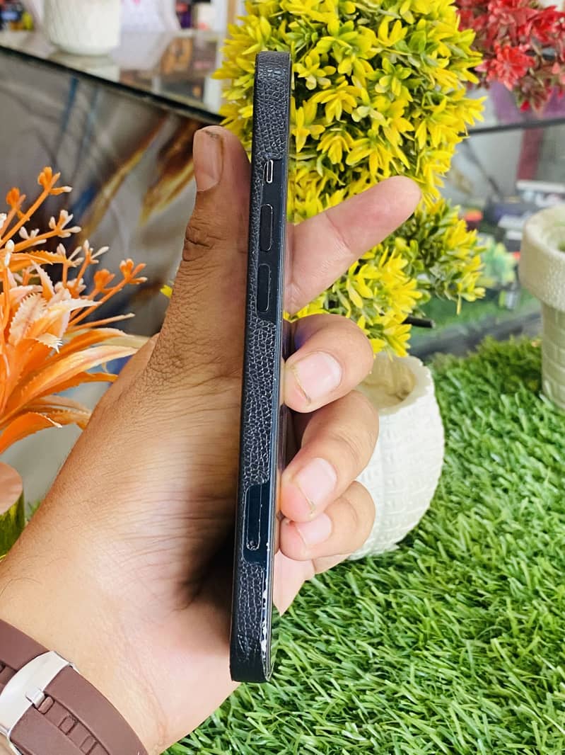 Apple iPhone 13 4