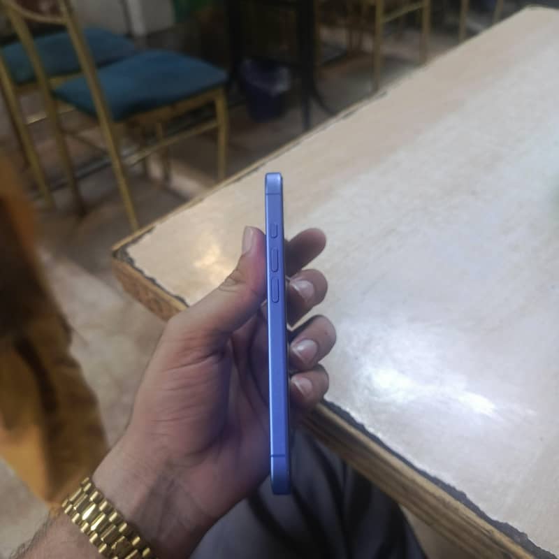 Apple iPhone 16 2