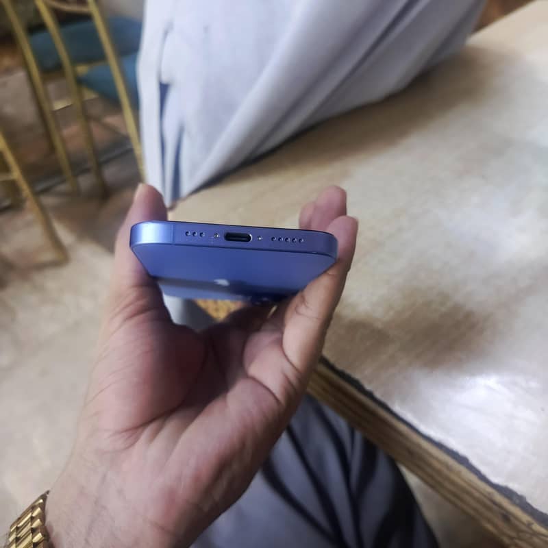 Apple iPhone 16 4
