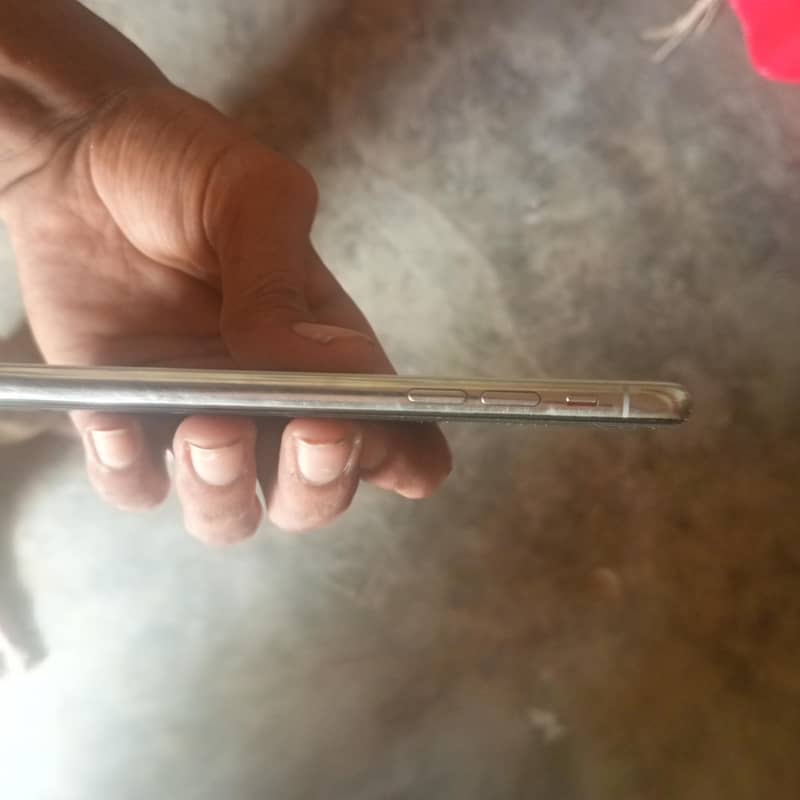 Apple iPhone X 4