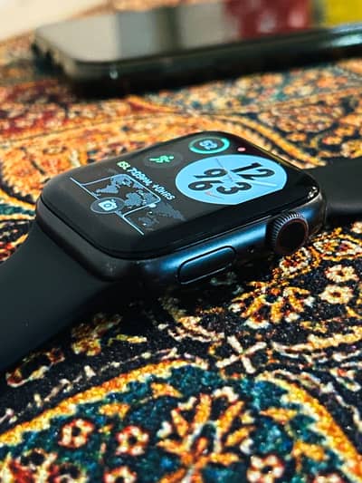 Apple Watch Series 6 (9/10 Condition) – Original Cable Included