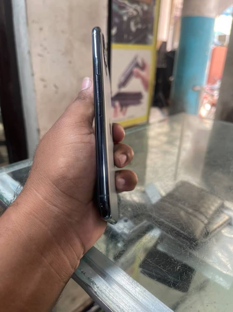 Apple iPhone 11 Pro Max 4