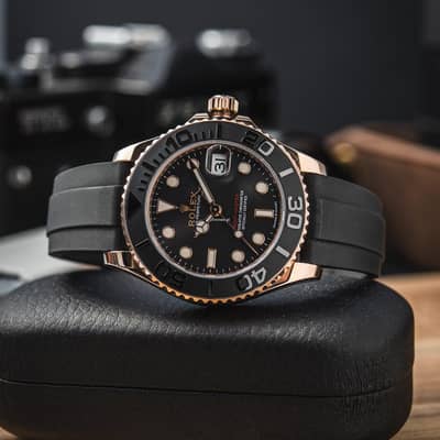 Luxury on Your Wrist ⌚ — Premium Black & Gold Watch