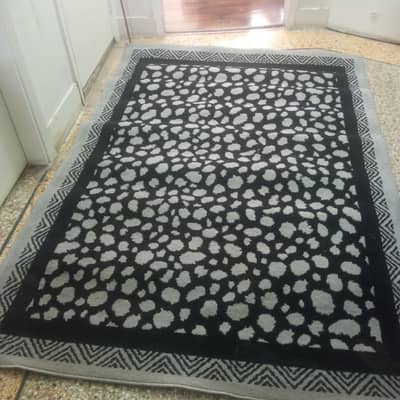Almost new Black Carpet