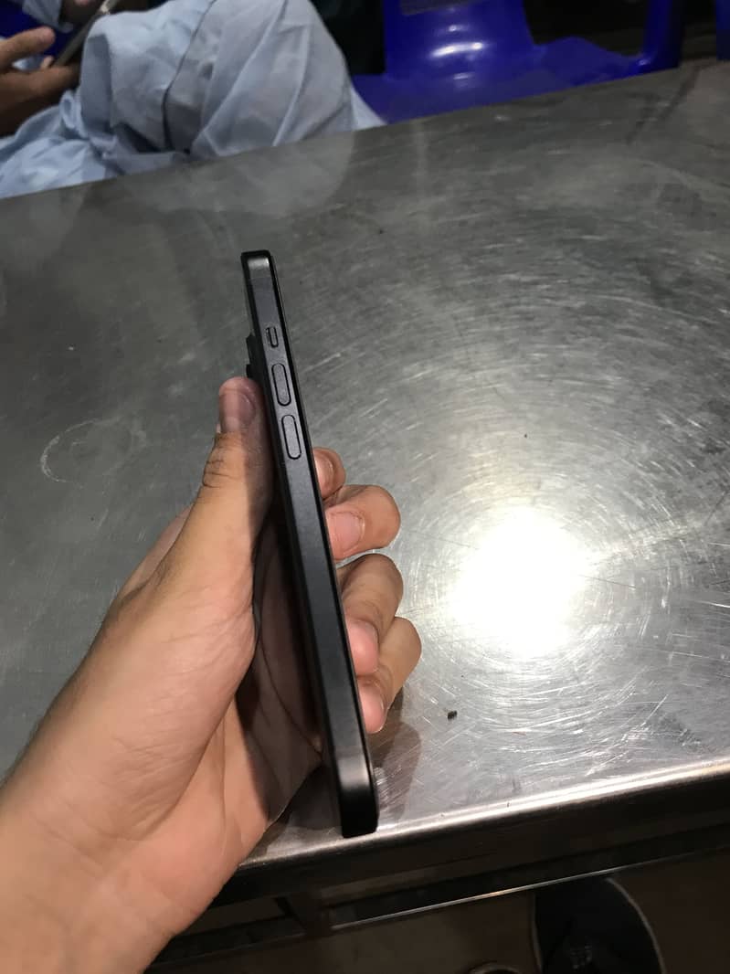Apple iPhone 15 9