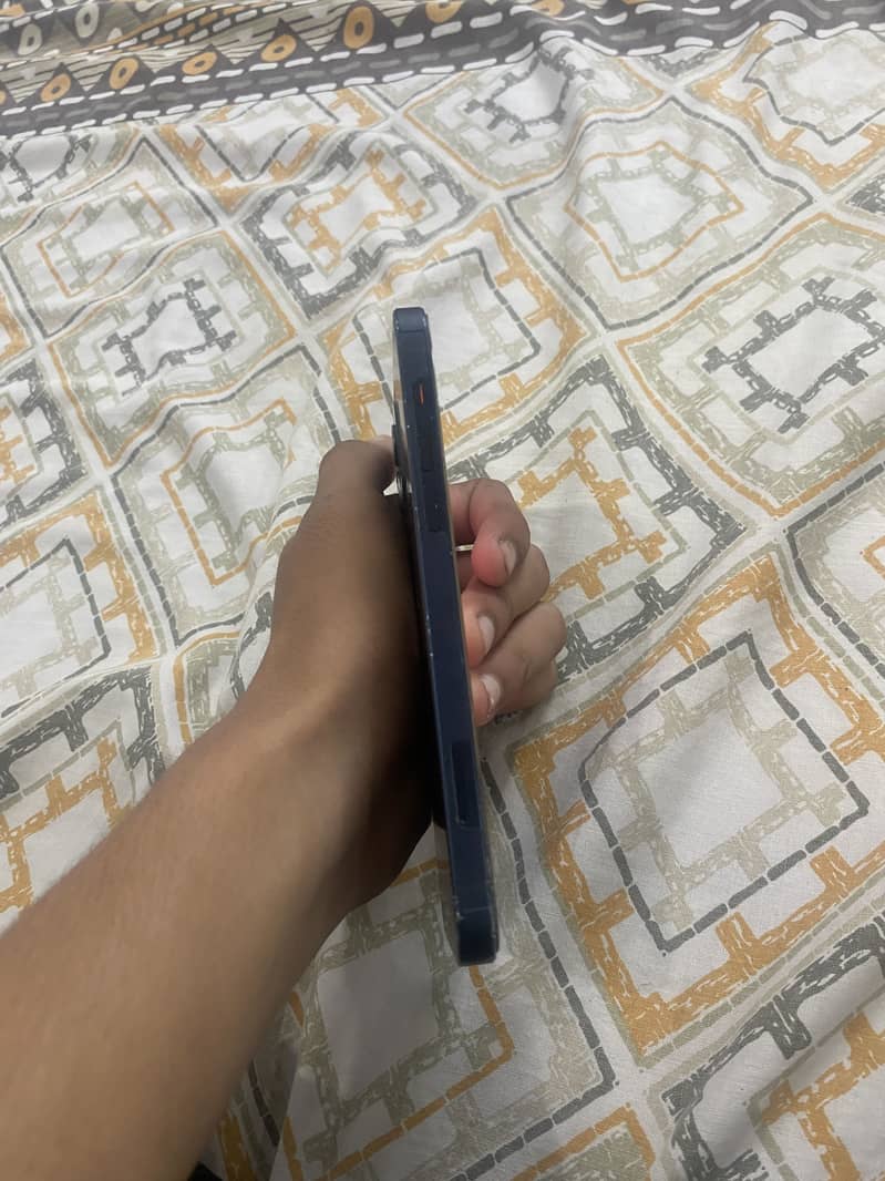 Apple iPhone 12 3