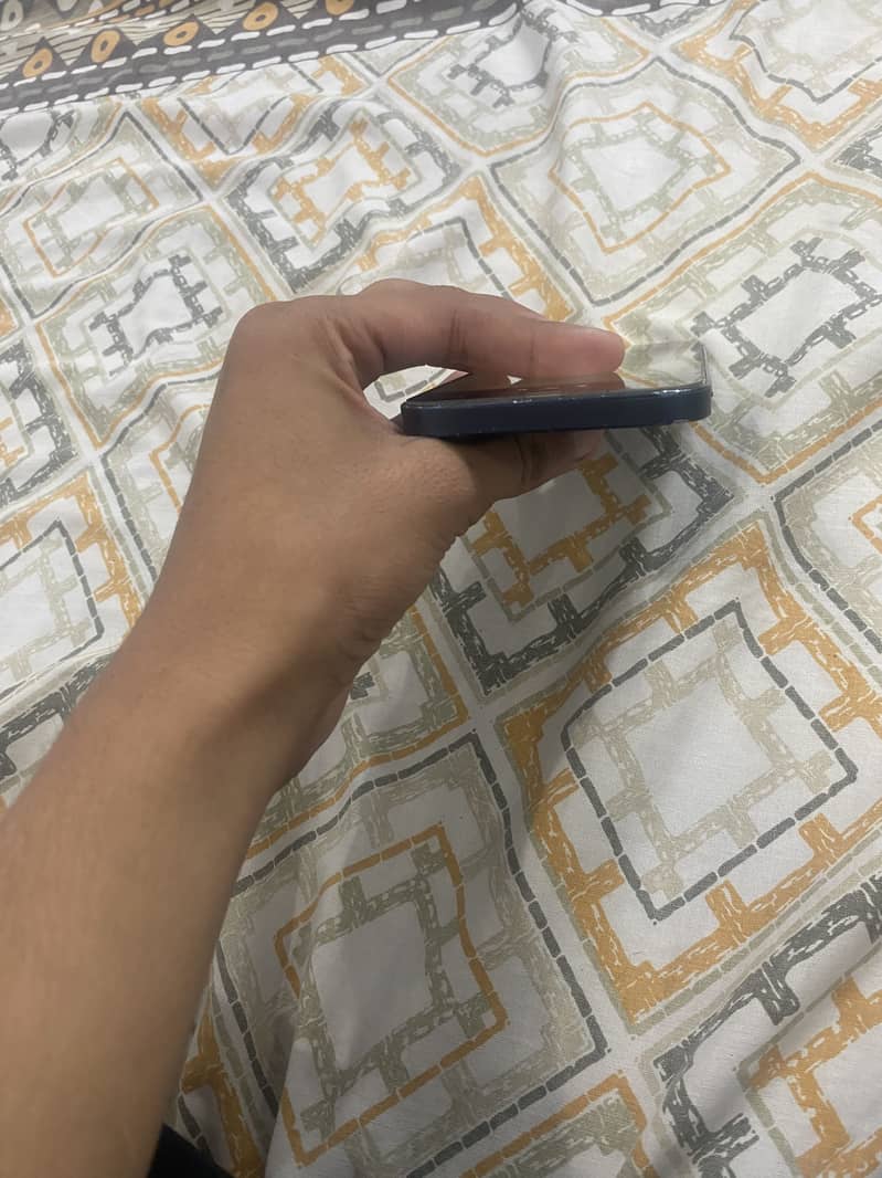 Apple iPhone 12 4