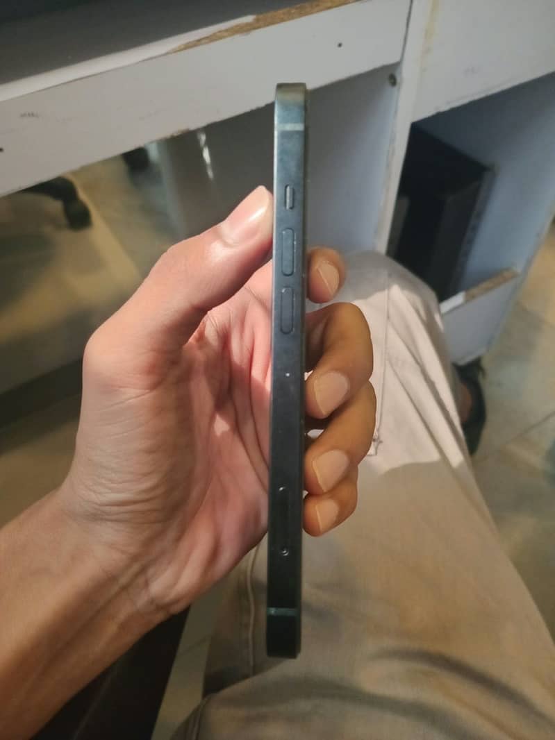 Apple iPhone 13 2