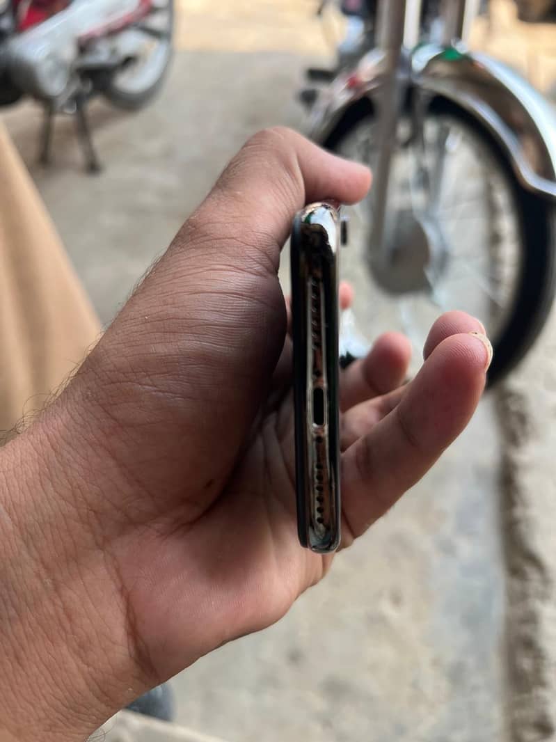 Apple iPhone X 4