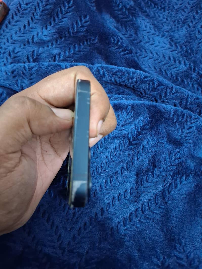 Apple iPhone 13 4