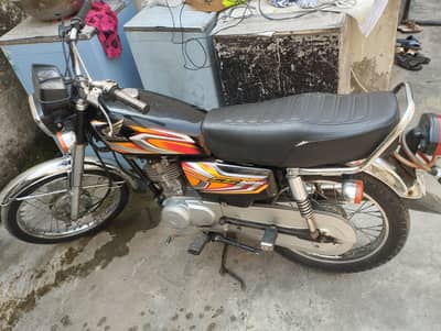 Honda 125 for sale all okay hen black colour