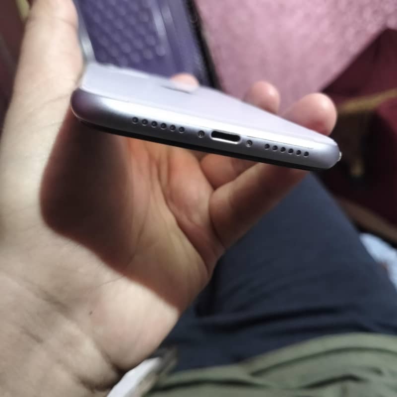 Apple iPhone 11 4