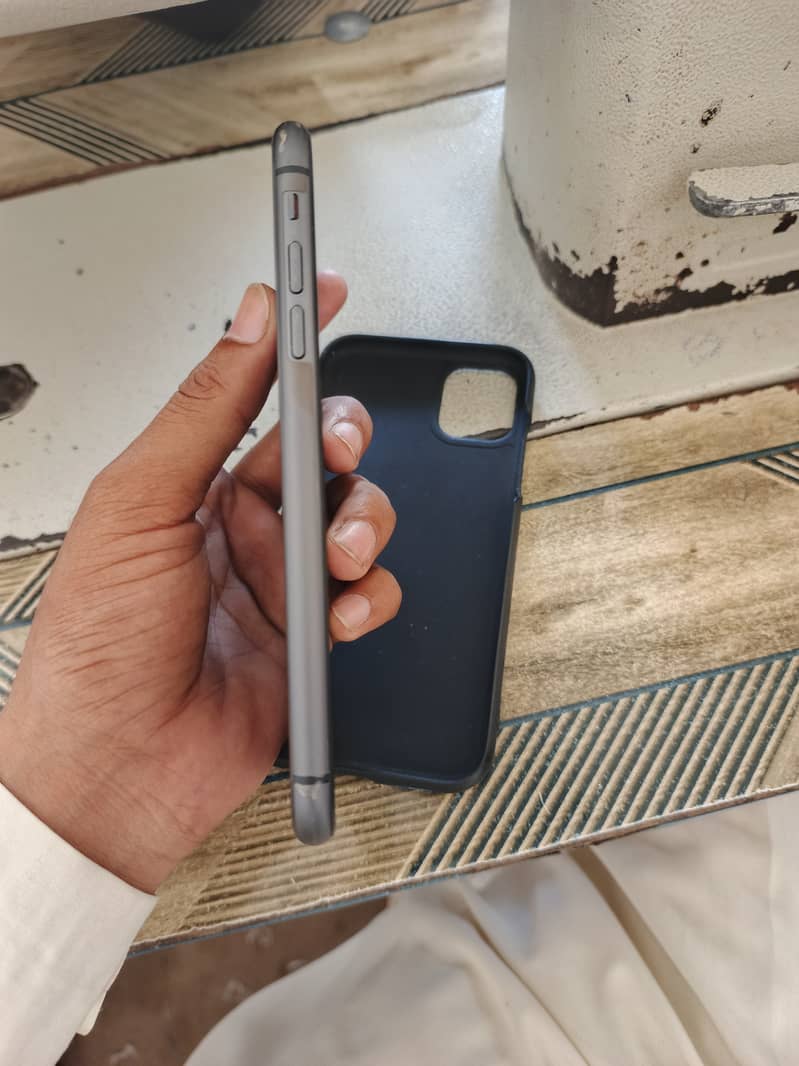 Apple iPhone 11 4