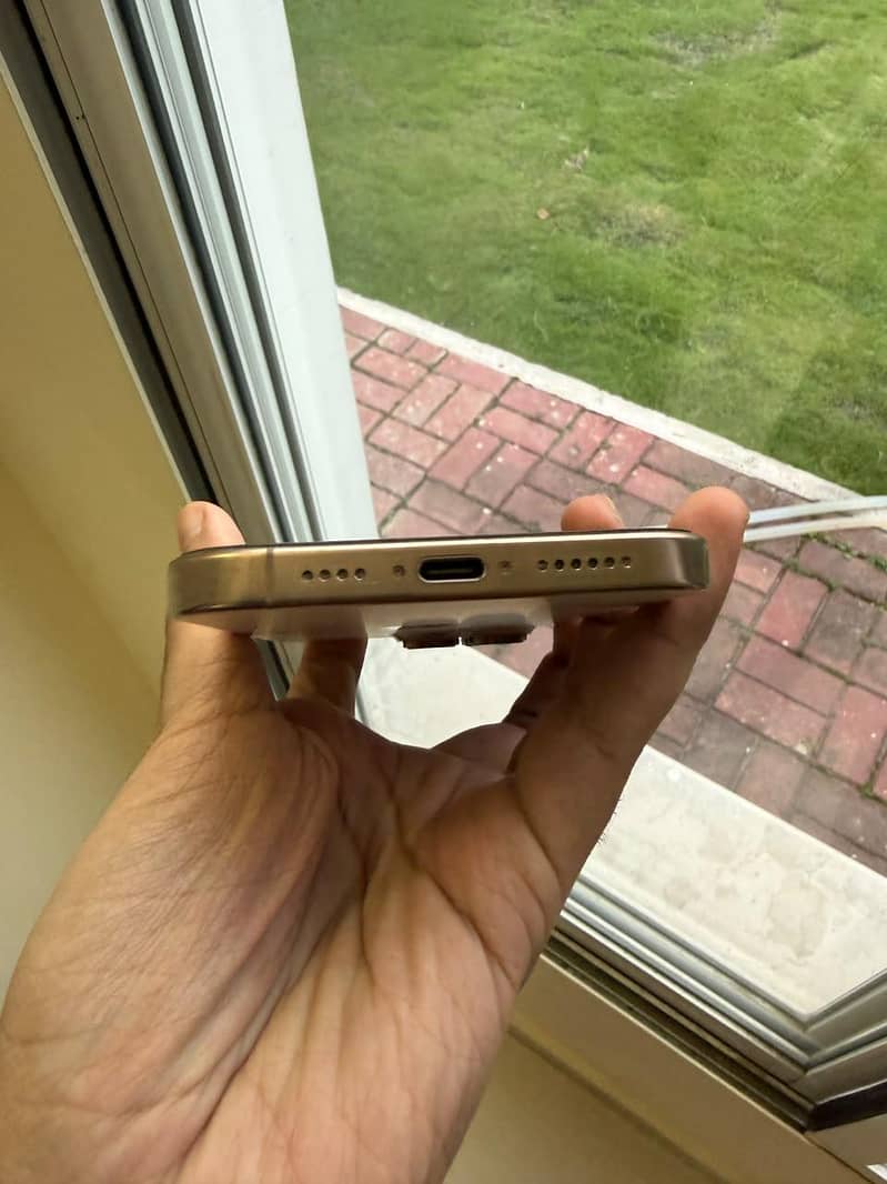 Apple iPhone 16 Pro Max 4
