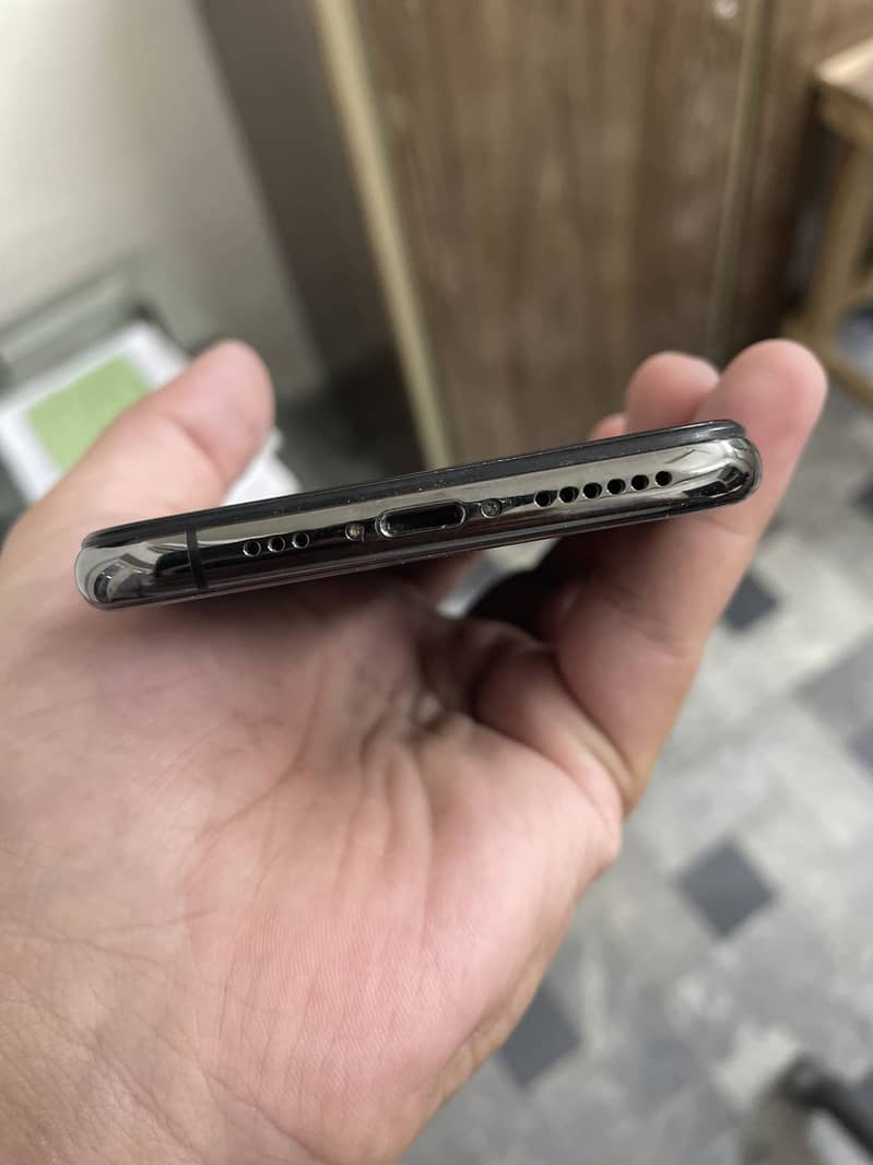 Apple iPhone XS 1