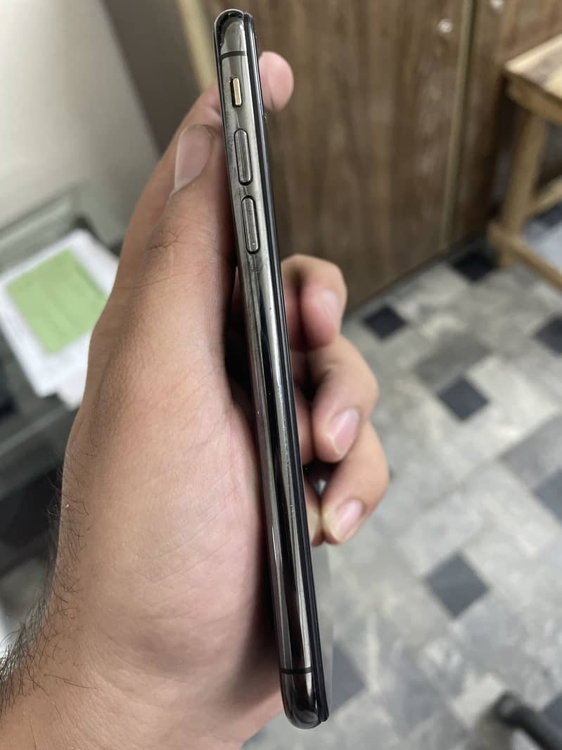 Apple iPhone XS 4