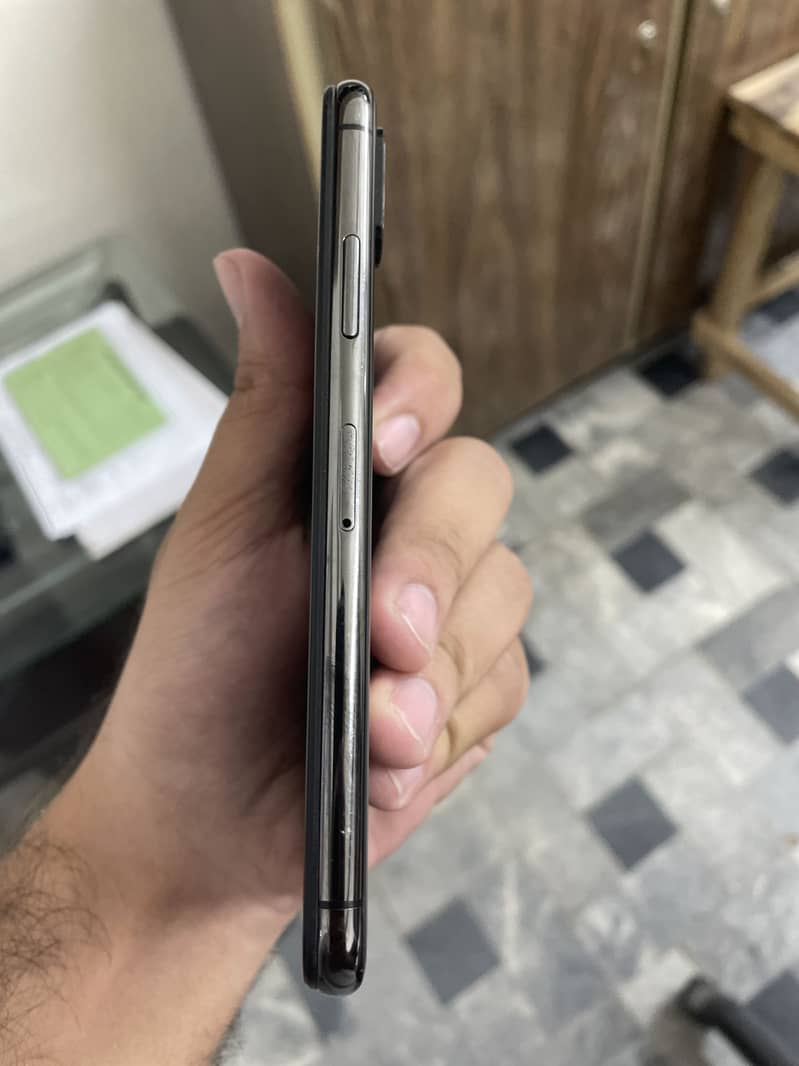 Apple iPhone XS 5