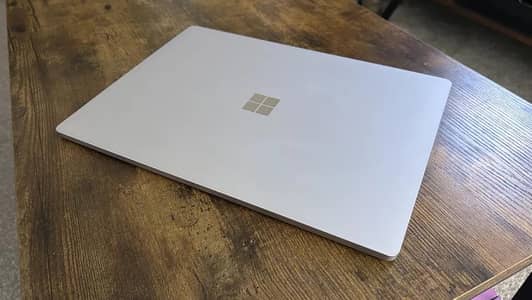 Microsoft surface laptop 5-core i5 12th gen 8gb DDR5x '256 nvme