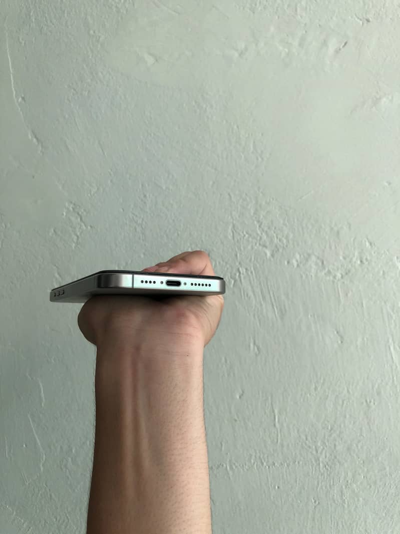 Apple iPhone 15 Pro Max 2