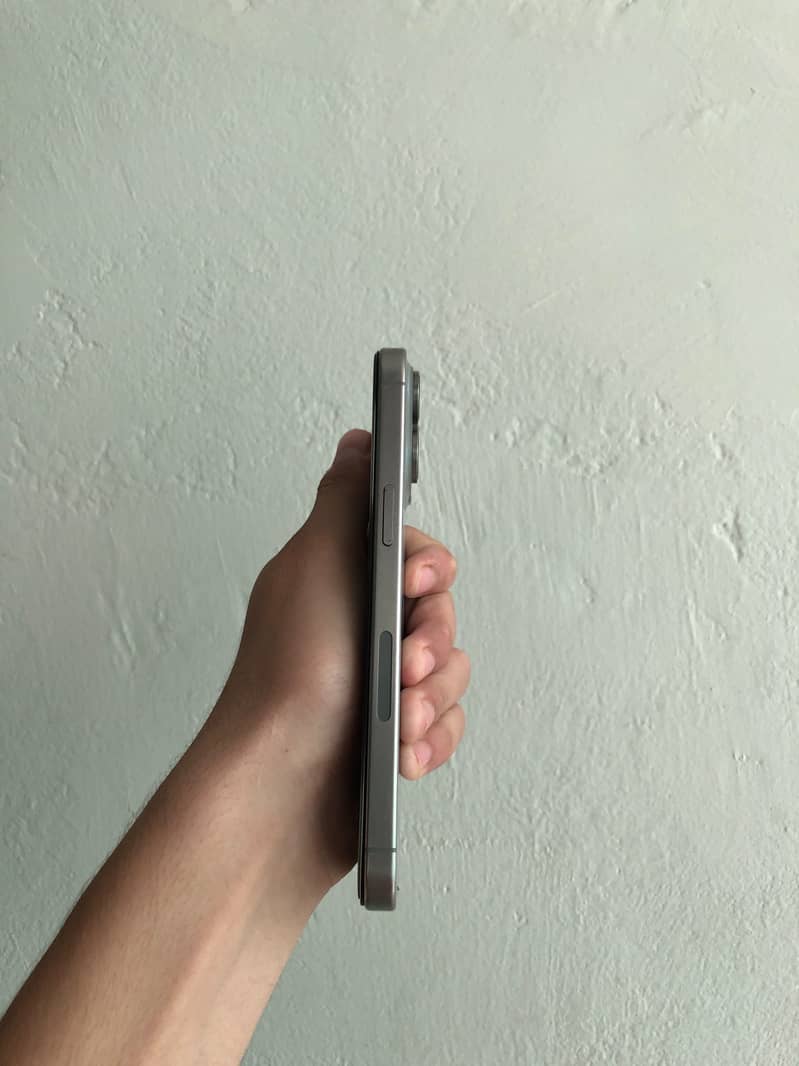 Apple iPhone 15 Pro Max 4