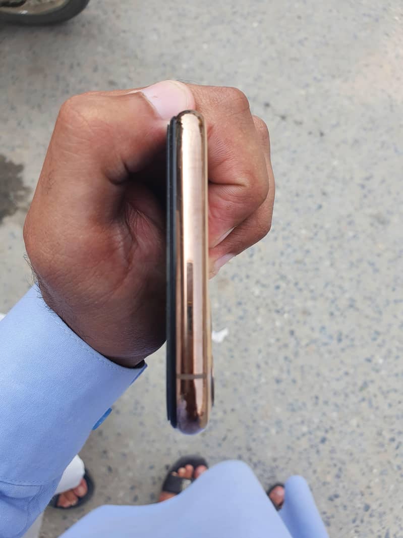 Apple iPhone 11 Pro Max 4