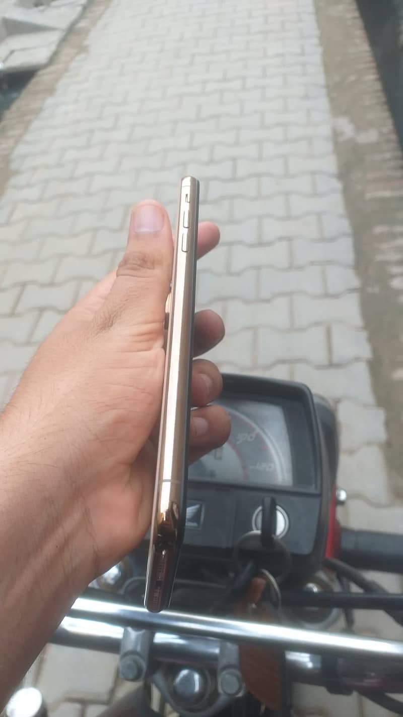 Apple iPhone XS Max 1