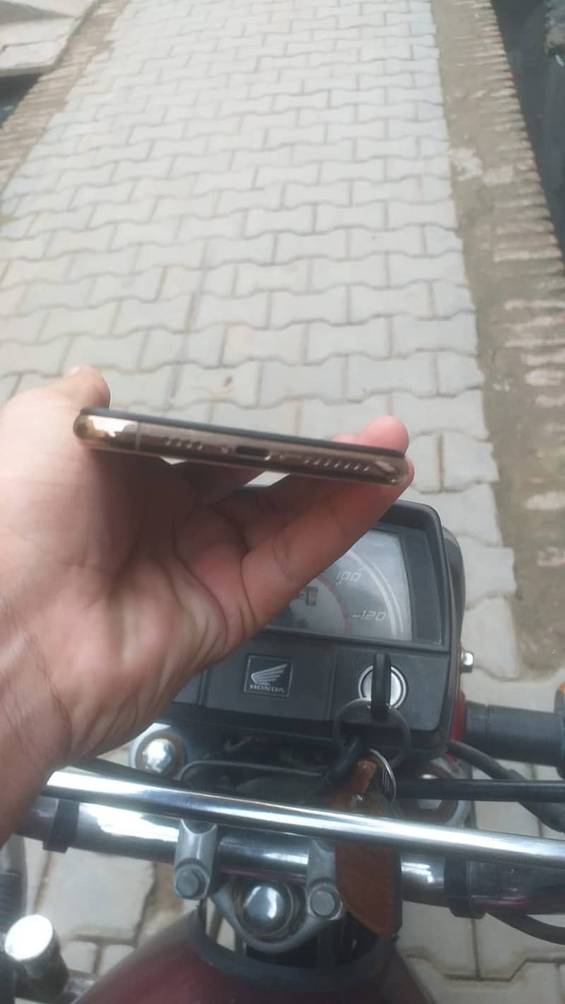 Apple iPhone XS Max 3