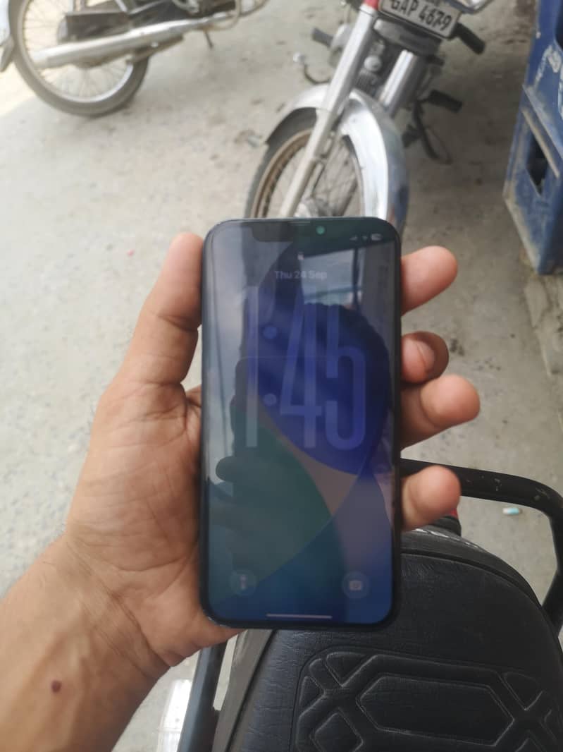 Apple iPhone 12 4