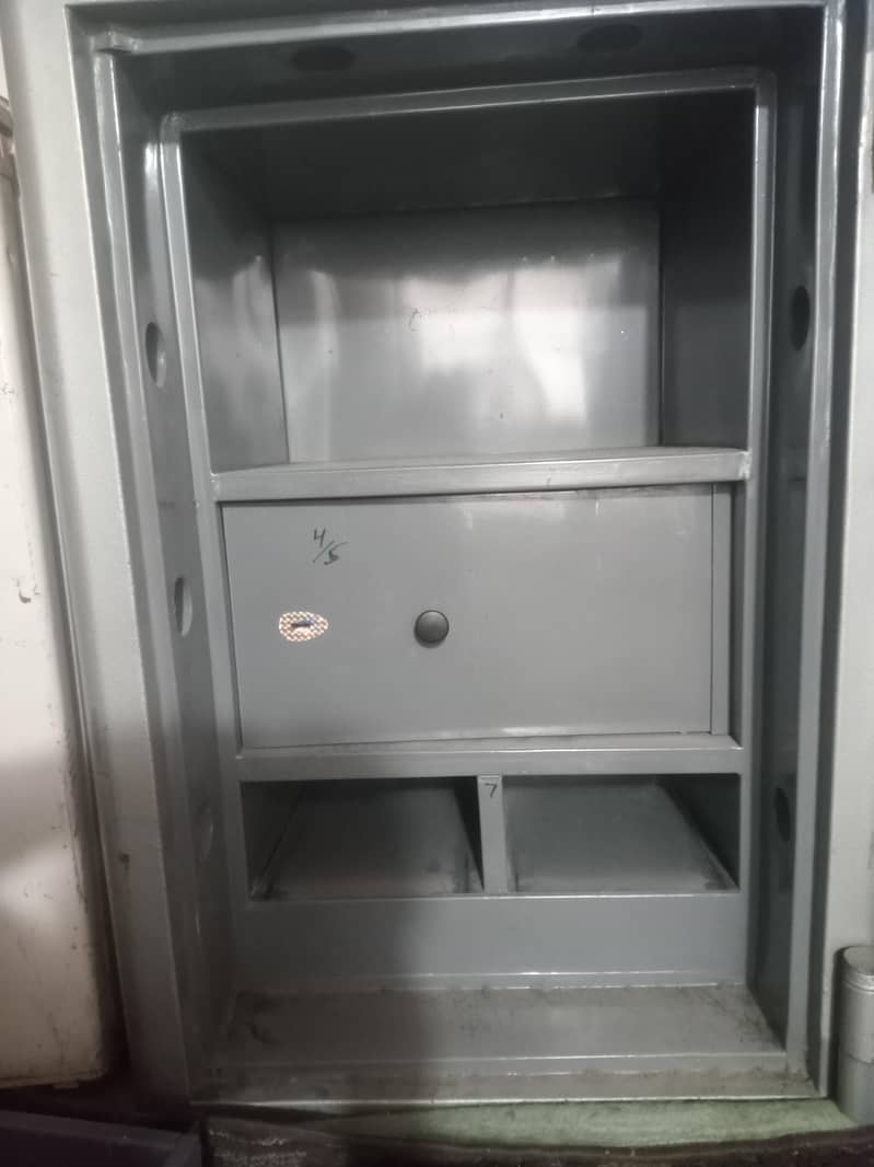 safe almari 1