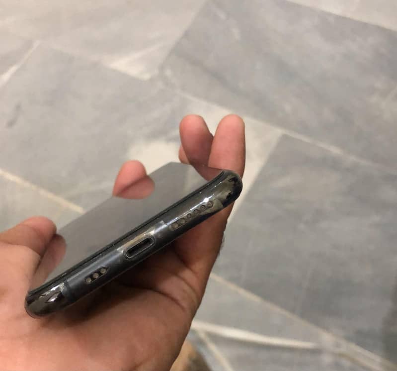 Apple iPhone 11 Pro 4