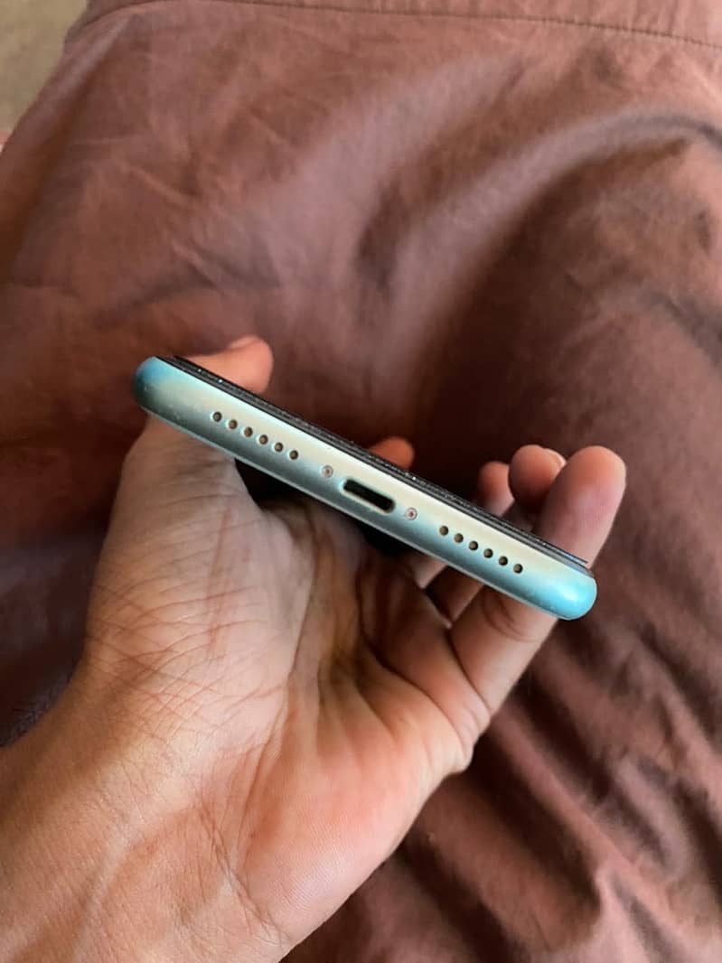 Apple iPhone 11 3