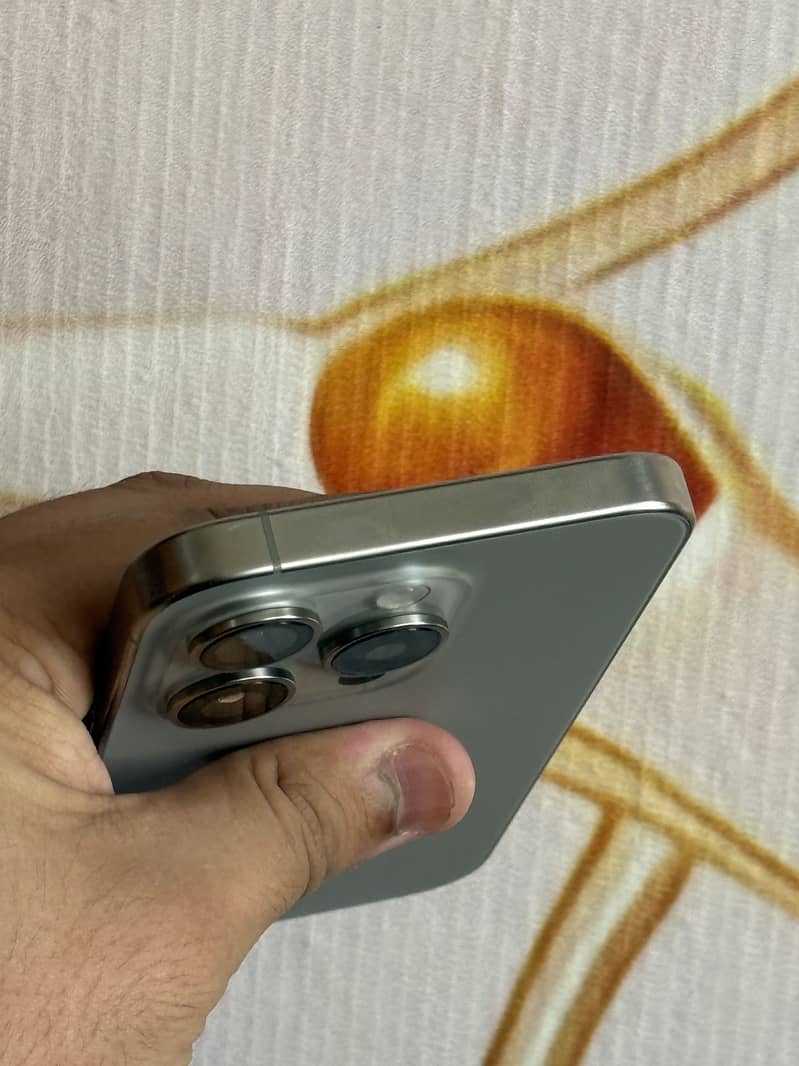 Apple iPhone 15 Pro 4