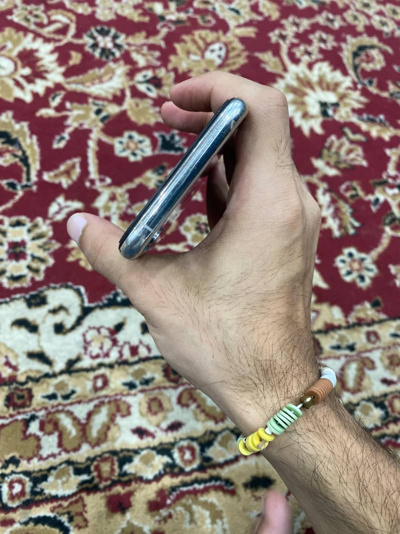 Apple iPhone X 4