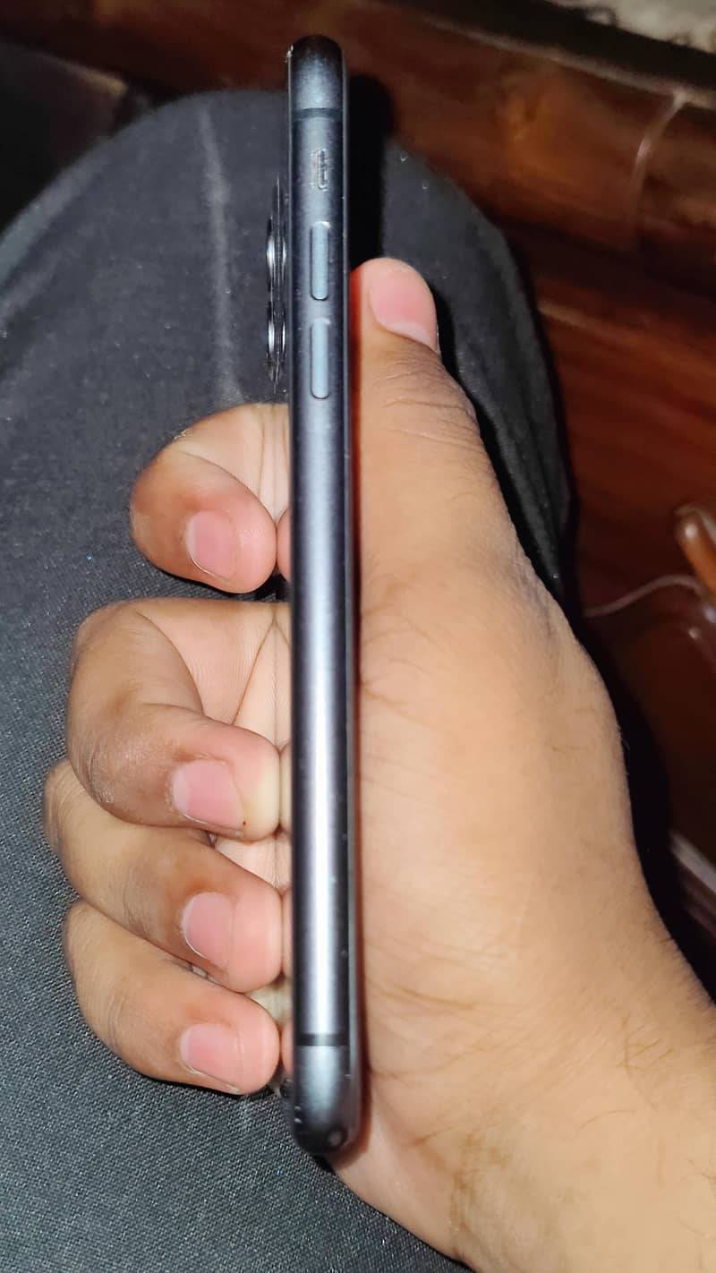 Apple iPhone 11 4