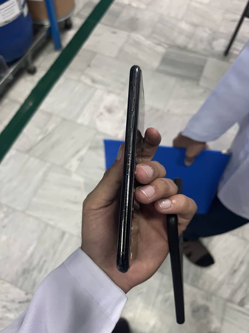 Apple iPhone 11 Pro Max 3
