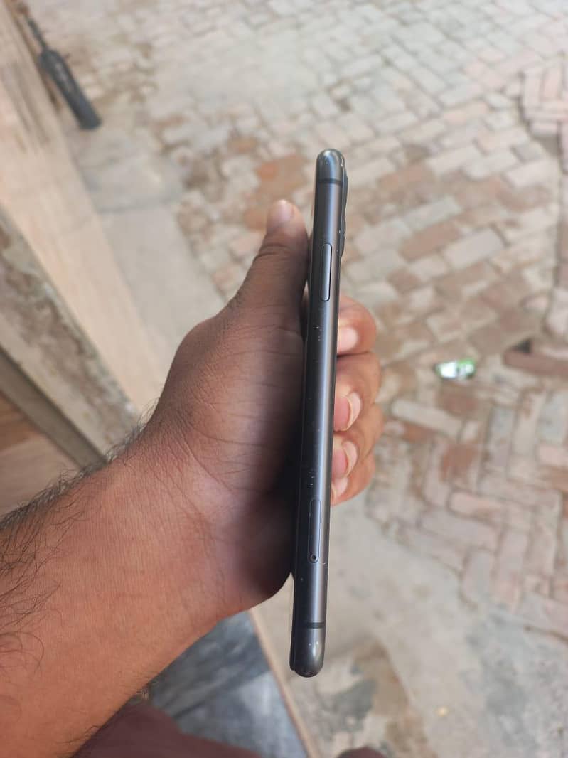 Apple iPhone 11 4