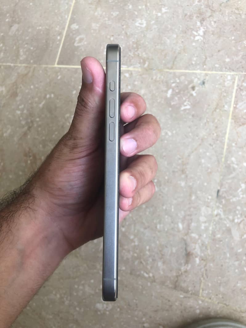 Apple iPhone 15 Pro Max 2