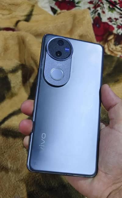 Vivo V50