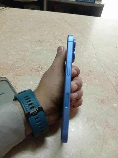 Apple iPhone 16