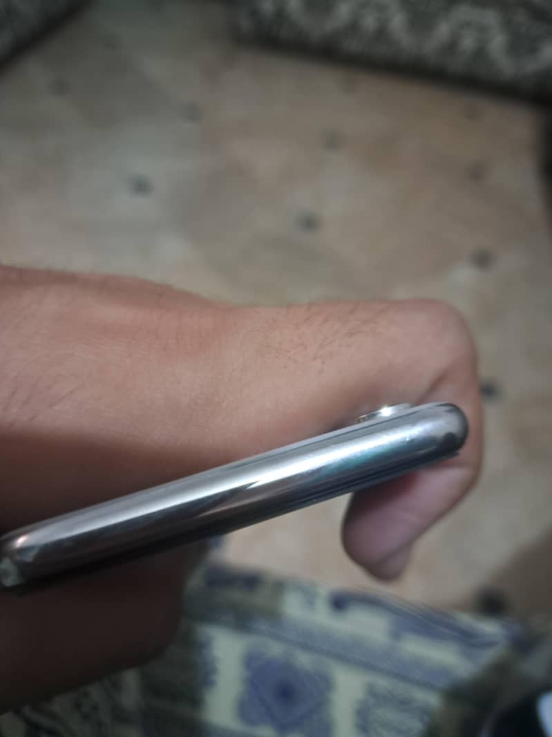 Apple iPhone X 4