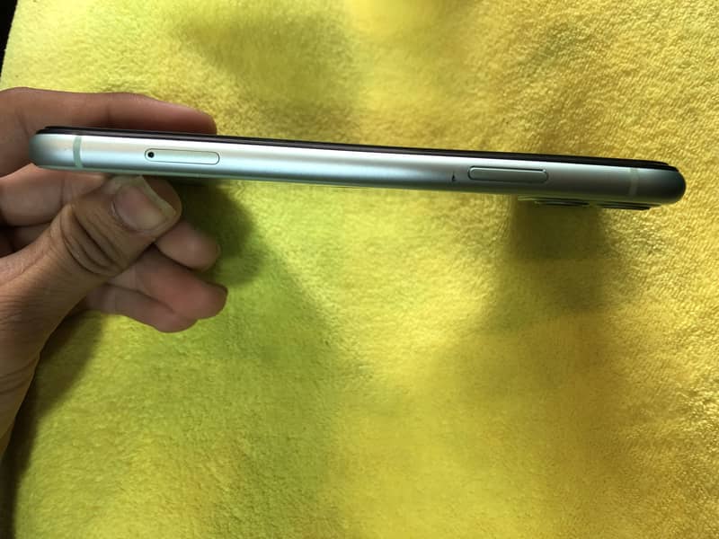 Apple iPhone 11 4