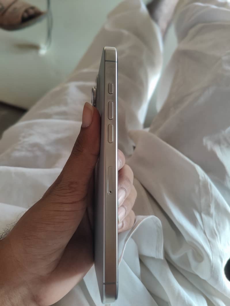 Apple iPhone 16 Pro Max 1